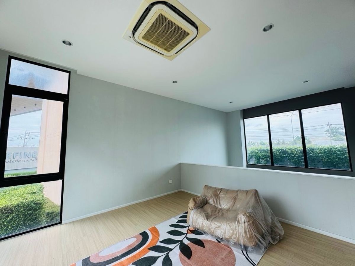 For SaleTownhomePattanakan, Srinakarin : Quick sale Nirvana Define Srinagarindra-Rama9 Neva Dine Srinakarin-Rama 9, a SPACE town townhome, Define230 (Type C) 3.5 layers, emphasizing the open double volume space, converting the front of the club house. The front view of the house does not collide