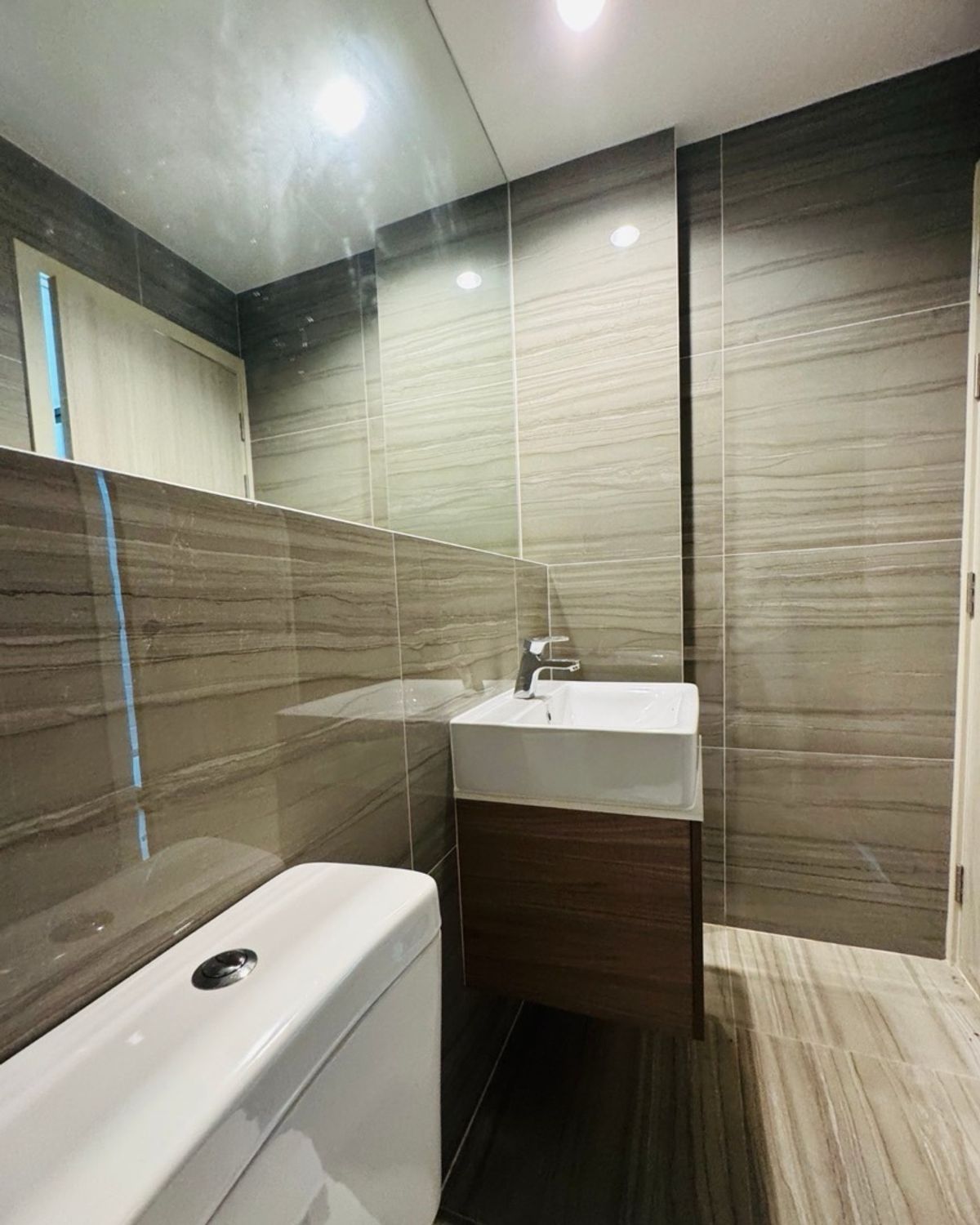 For SaleTownhomePattanakan, Srinakarin : Quick sale Nirvana Define Srinagarindra-Rama9 Neva Dine Srinakarin-Rama 9, a SPACE town townhome, Define230 (Type C) 3.5 layers, emphasizing the open double volume space, converting the front of the club house. The front view of the house does not collide