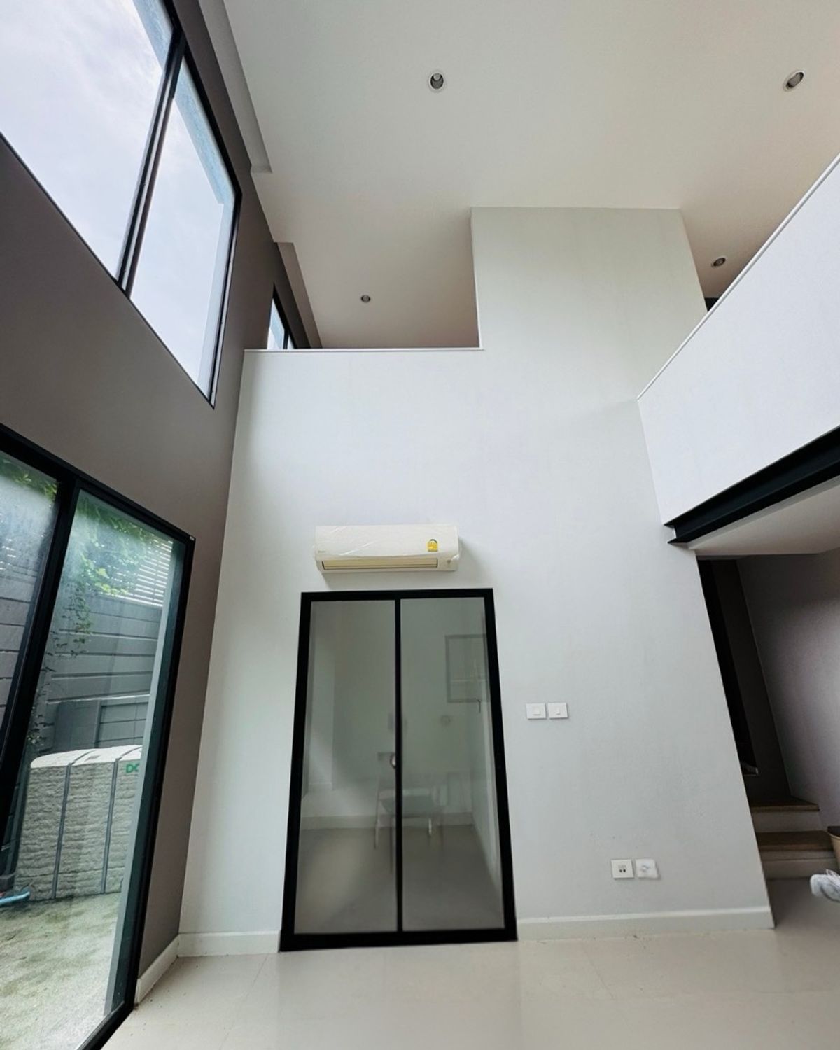 For SaleTownhomePattanakan, Srinakarin : Quick sale Nirvana Define Srinagarindra-Rama9 Neva Dine Srinakarin-Rama 9, a SPACE town townhome, Define230 (Type C) 3.5 layers, emphasizing the open double volume space, converting the front of the club house. The front view of the house does not collide