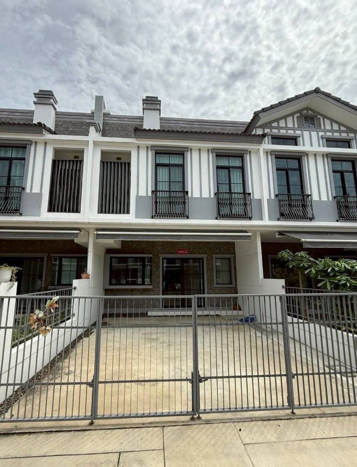 ให้เช่าทาวน์โฮมบางนา แบริ่ง ลาซาล : 💥ให้เช่า 40,000 บาท Townhome Indy 5 bangna Km7 ใกล้ Mega Bangna
