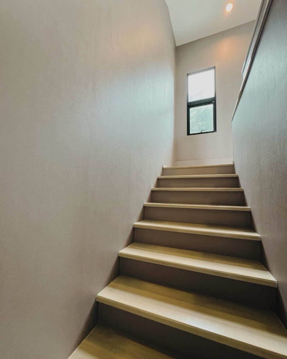 For SaleTownhomePattanakan, Srinakarin : Quick sale Nirvana Define Srinagarindra-Rama9 Neva Dine Srinakarin-Rama 9, a SPACE town townhome, Define230 (Type C) 3.5 layers, emphasizing the open double volume space, converting the front of the club house. The front view of the house does not collide