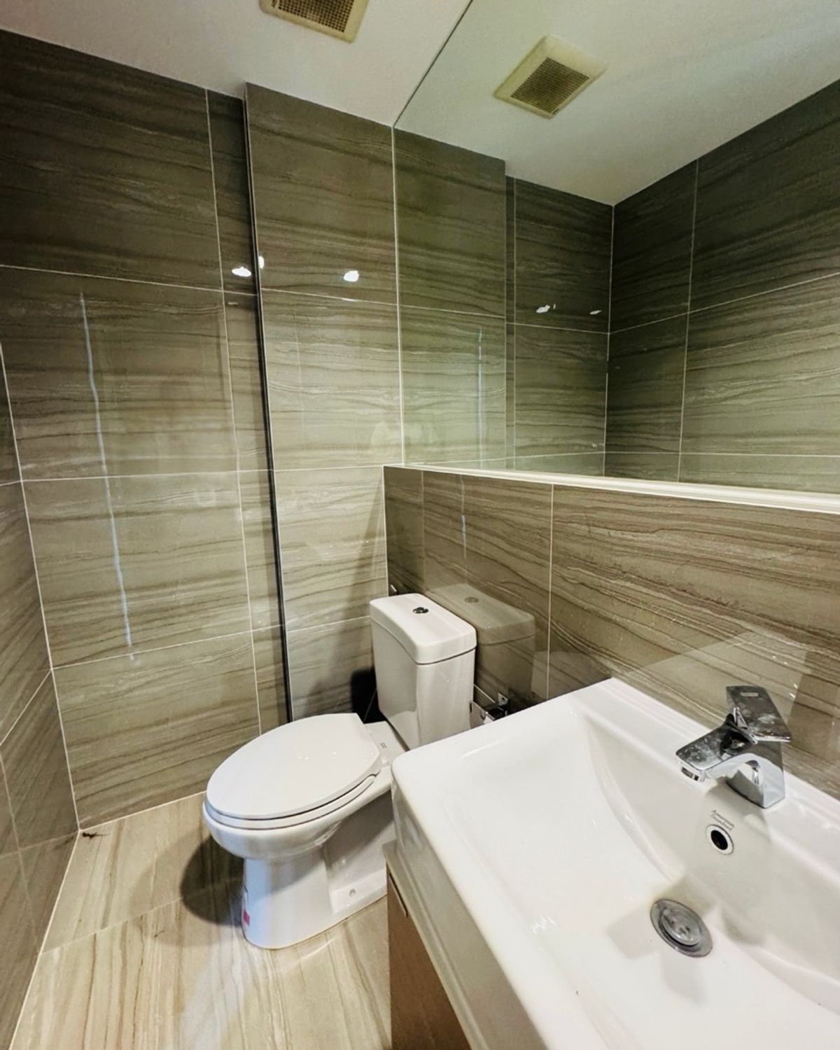 For SaleTownhomePattanakan, Srinakarin : Quick sale Nirvana Define Srinagarindra-Rama9 Neva Dine Srinakarin-Rama 9, a SPACE town townhome, Define230 (Type C) 3.5 layers, emphasizing the open double volume space, converting the front of the club house. The front view of the house does not collide