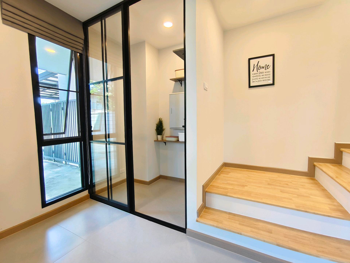 ขายบ้านปิ่นเกล้า จรัญสนิทวงศ์ : 🏡ขายบ้านแฝดทรงกล่อง สวยคลาสิค มือหนึ่ง ราชพฤกษ์–สวนผัก 🚆 ใกล้รถไฟฟ้าสายสีแดง (ตลิ่งชัน) แค่ 400 ม. ใกล้ทางด่วนศรีรัช ไม่ต้องเสียค่าส่วนกลาง  