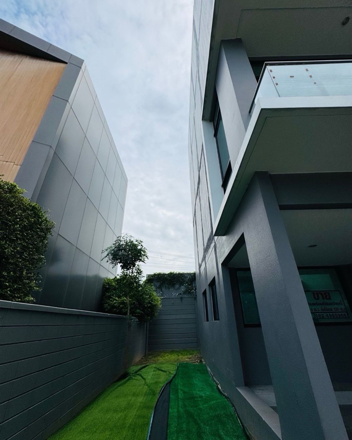 For SaleTownhomePattanakan, Srinakarin : Quick sale Nirvana Define Srinagarindra-Rama9 Neva Dine Srinakarin-Rama 9, a SPACE town townhome, Define230 (Type C) 3.5 layers, emphasizing the open double volume space, converting the front of the club house. The front view of the house does not collide