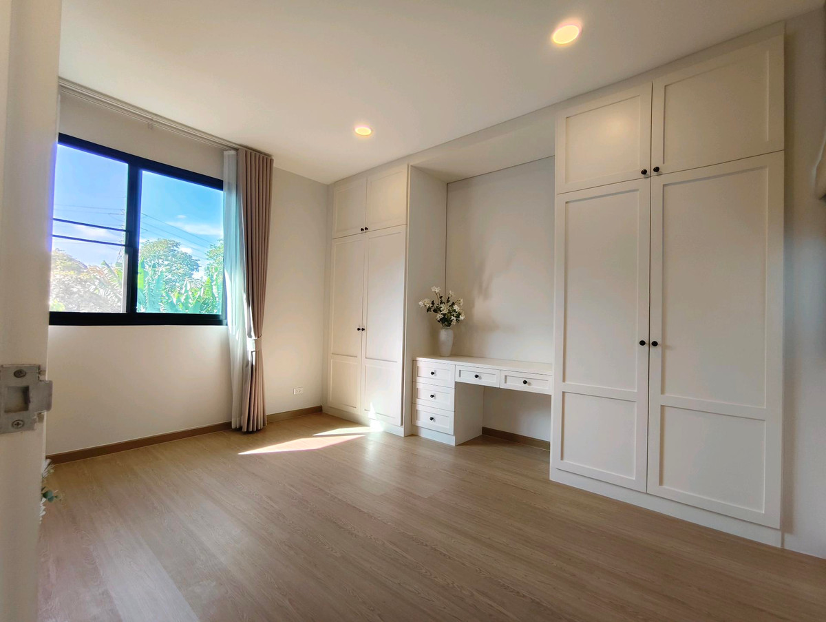 ขายบ้านปิ่นเกล้า จรัญสนิทวงศ์ : 🏡ขายบ้านแฝดทรงกล่อง สวยคลาสิค มือหนึ่ง ราชพฤกษ์–สวนผัก 🚆 ใกล้รถไฟฟ้าสายสีแดง (ตลิ่งชัน) แค่ 400 ม. ใกล้ทางด่วนศรีรัช ไม่ต้องเสียค่าส่วนกลาง  