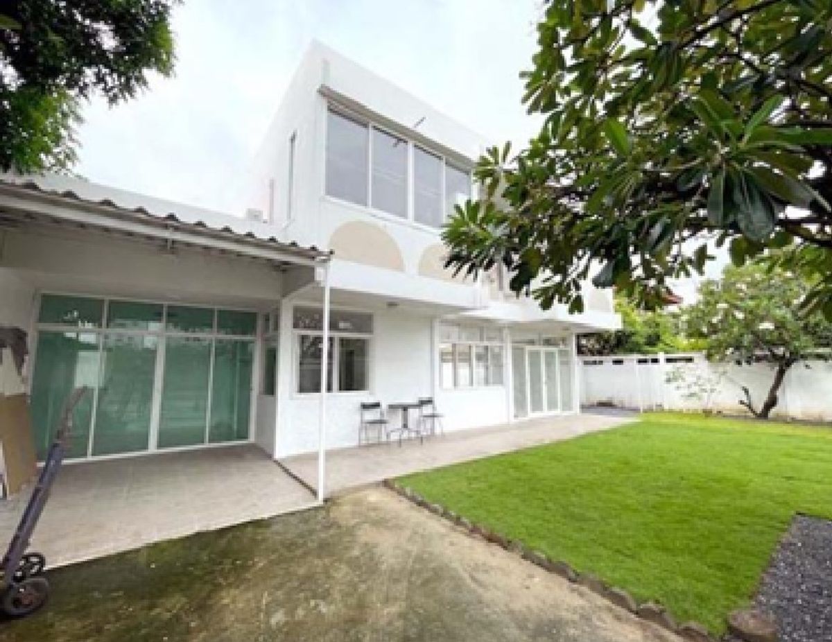 For RentHouseRamkhamhaeng, Hua Mak : For Rent, 3-storey detached house for rent, Ekkamai Ladprao Project / Soul Ekkamai-Ladprao, Town Inthown area / near SISB / 300 square meters / 5 air conditioners / Furniture / Residence or Home Office