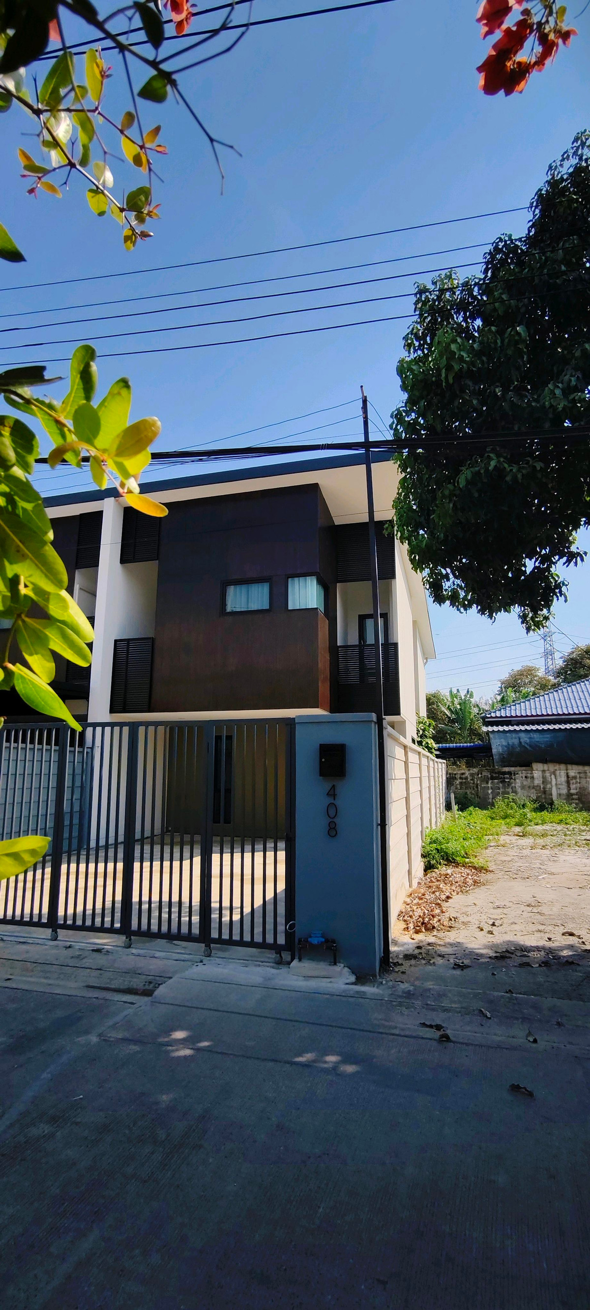 ขายบ้านปิ่นเกล้า จรัญสนิทวงศ์ :  🏡ขายบ้านเดี่ยวทรงกล่อง สวยคลาสิค มือหนึ่ง ราชพฤกษ์–สวนผัก 🚆 ใกล้รถไฟฟ้าสายสีแดง (ตลิ่งชัน) แค่ 400 ม. ใกล้ทางด่วนศรีรัช, วงแหวน, บรมราชชนนี เดินทางสะดวกสุดๆ ไม่ต้องเสียค่าส่วนกลาง  🚆 ใกล้รถไฟฟ้าสายสีแดง (ตลิ่งชัน) แค่ 400 ม. 