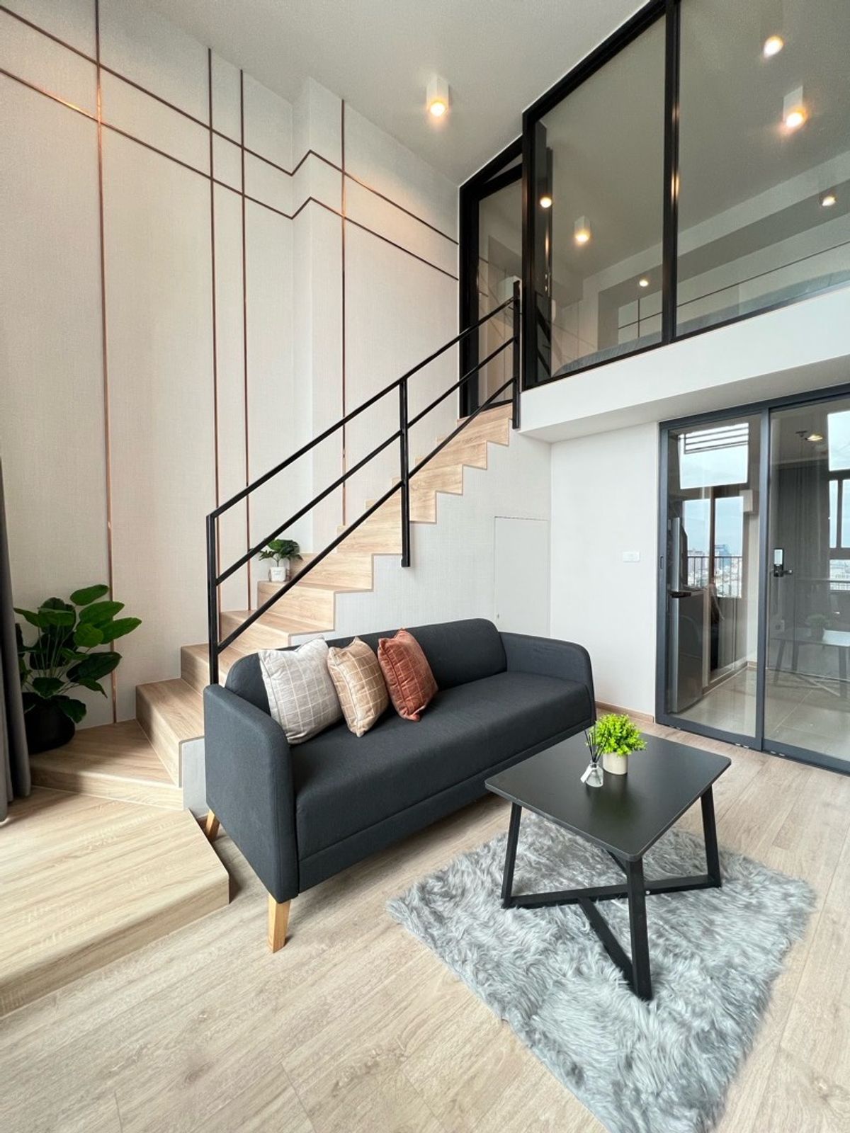 For RentCondoRama9, Petchburi, RCA : 1 bedroom for rent, Hybrid, size 36 sqm. Ceiling 4.5 m. New room, very beautiful, Ideo Rama9 Asoke. Interested in calling 062-339-3663.
