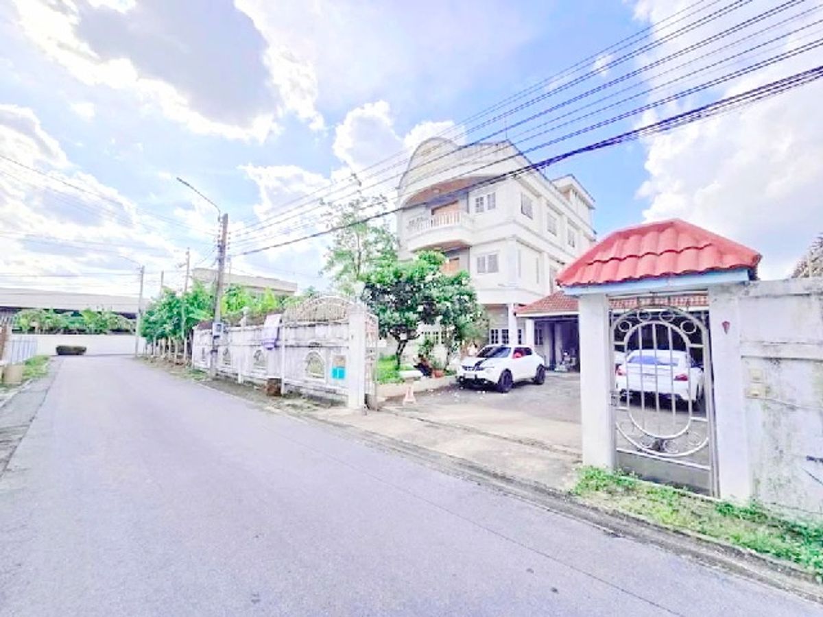 For RentHouseKaset Nawamin,Ladplakao : The Promenade Fashion 1.6km. for sale For Rent a large house 3.5-storey 4bed 4bath with a lawn in fr