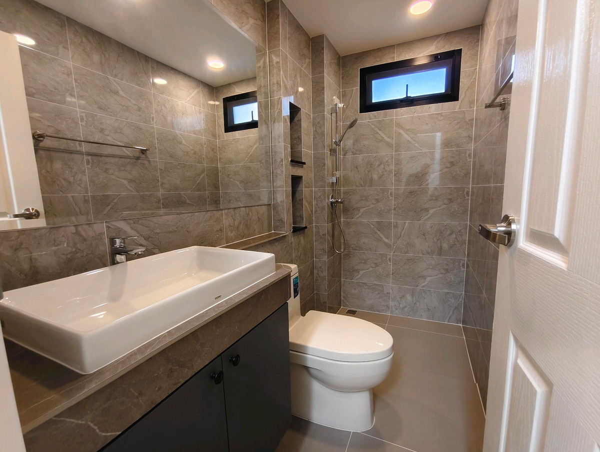 ขายบ้านปิ่นเกล้า จรัญสนิทวงศ์ : 🏡ขายบ้านแฝดทรงกล่อง สวยคลาสิค มือหนึ่ง ราชพฤกษ์–สวนผัก 🚆 ใกล้รถไฟฟ้าสายสีแดง (ตลิ่งชัน) แค่ 400 ม. ใกล้ทางด่วนศรีรัช ไม่ต้องเสียค่าส่วนกลาง  