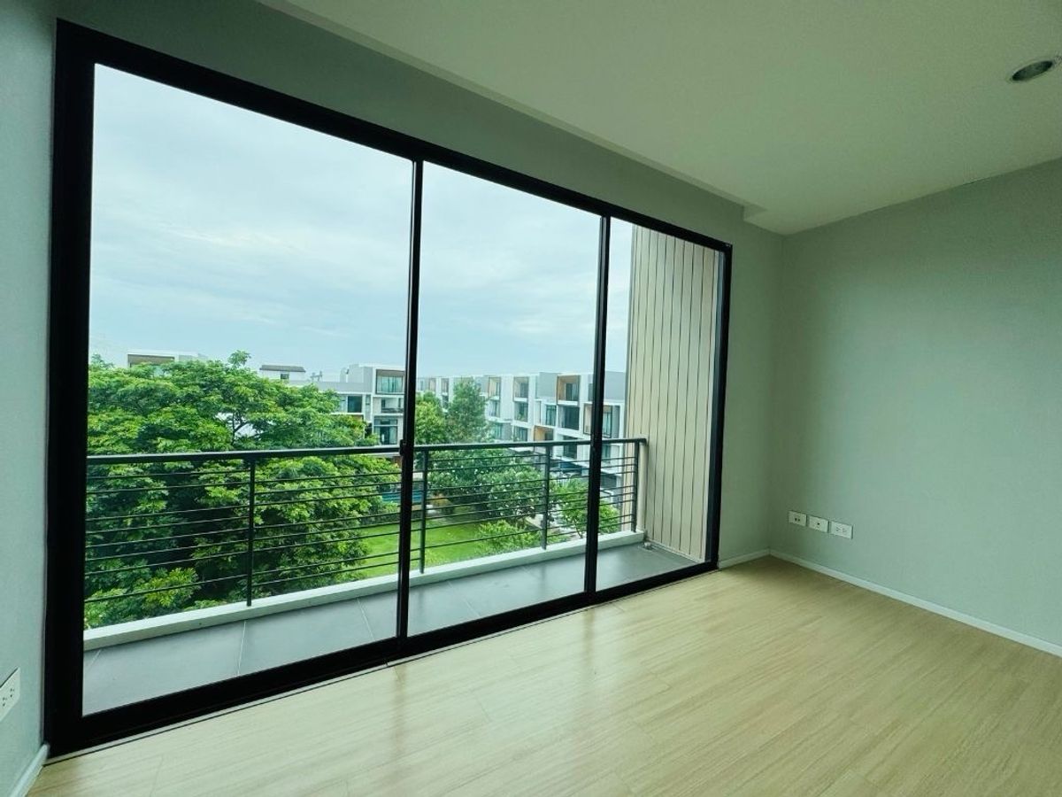 For SaleTownhomePattanakan, Srinakarin : Quick sale Nirvana Define Srinagarindra-Rama9 Neva Dine Srinakarin-Rama 9, a SPACE town townhome, Define230 (Type C) 3.5 layers, emphasizing the open double volume space, converting the front of the club house. The front view of the house does not collide