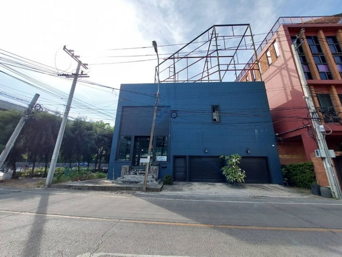 For SaleShop HouseRama9, Petchburi, RCA : [Sell] 2 -story commercial building | Rama 9 | next to the Si Rat Expressway | Have billboard income | 24.5 million