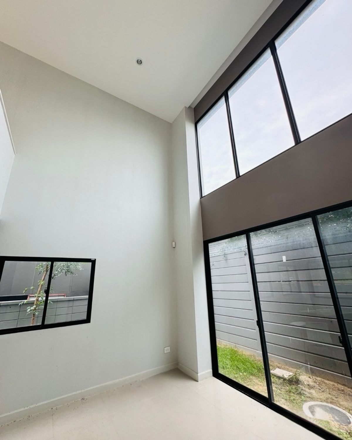 For SaleTownhomePattanakan, Srinakarin : Quick sale Nirvana Define Srinagarindra-Rama9 Neva Dine Srinakarin-Rama 9, a SPACE town townhome, Define230 (Type C) 3.5 layers, emphasizing the open double volume space, converting the front of the club house. The front view of the house does not collide