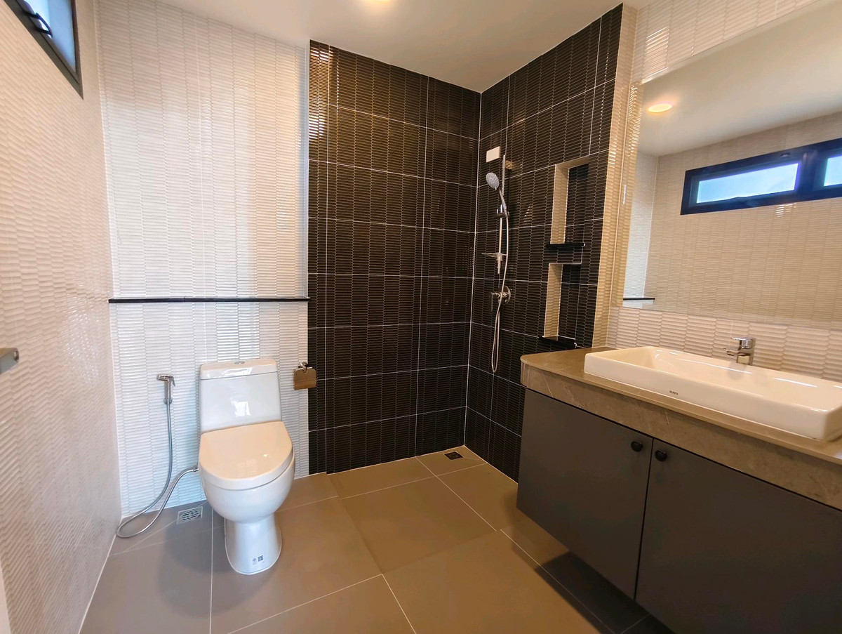 ขายบ้านปิ่นเกล้า จรัญสนิทวงศ์ : 🏡ขายบ้านแฝดทรงกล่อง สวยคลาสิค มือหนึ่ง ราชพฤกษ์–สวนผัก 🚆 ใกล้รถไฟฟ้าสายสีแดง (ตลิ่งชัน) แค่ 400 ม. ใกล้ทางด่วนศรีรัช ไม่ต้องเสียค่าส่วนกลาง  