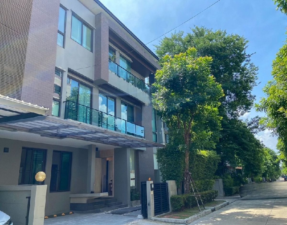 For RentHouseRamkhamhaeng, Hua Mak : For Rent, 3-storey detached house for rent, Ekkamai Ladprao Project / Soul Ekkamai-Ladprao, Town Inthown area / near SISB / 300 square meters / 5 air conditioners / Furniture / Residence or Home Office