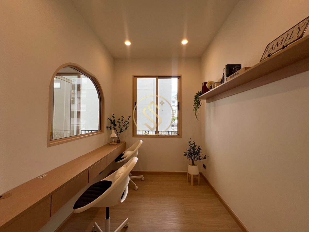 For SaleHouseAri,Anusaowaree : 3 -storey detached house for sale. Lay Ari Pradiphat, a new built house, ready to live in a good location, excellent function, ultimate utility space.