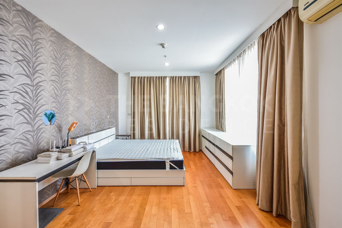 For SaleCondoRatchathewi,Phayathai : Selling room with a large size. There is only one room. Rare Item Villa Rachathwi 3B2B 105 SQM. Only 26.5 MB. Interested, please contact Khun Aum 0658209572 By Aumi.