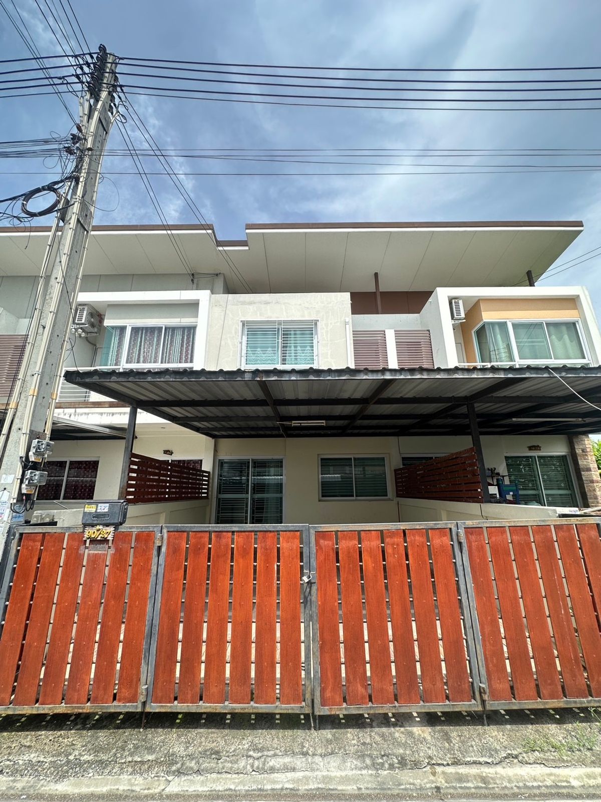 For SaleTownhomeSriracha Laem Chabang Ban Bueng : Ready-to-Move-In Townhome Near Amata Nakorn Industrial Estate! For Sale, Townhome in Panita Village, ChonburiLand area, 21.3 sq. wah (~85 sq.m.), includes parking space. Located near the Bangkok–Chonburi motorway – easy access to both Chonburi and Bangkok