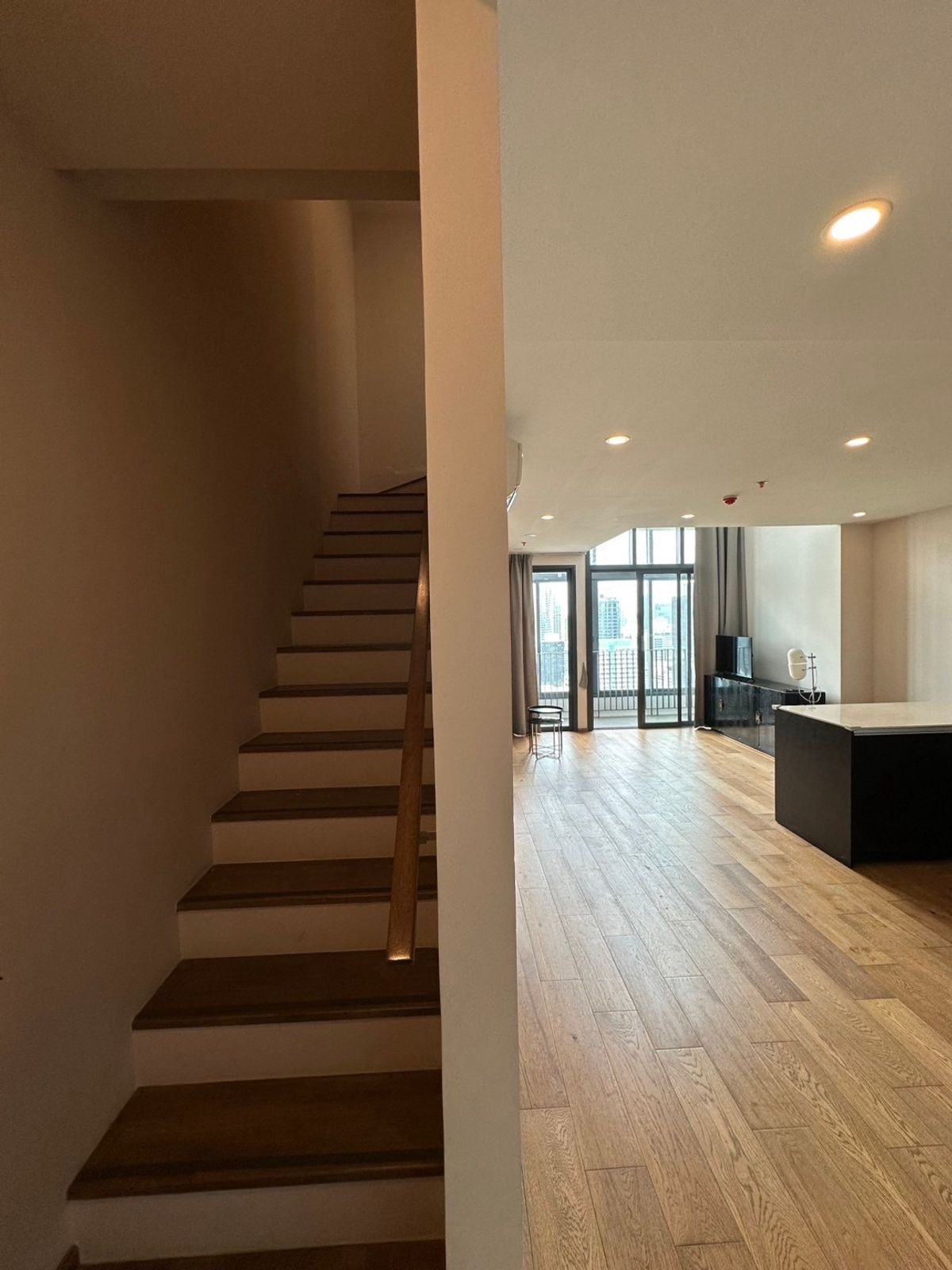 ให้เช่าคอนโดราชเทวี พญาไท : Q Chidlom 70 sq.m. Eng 中 日 Please add LINE ID @806qphgn o8415o5483