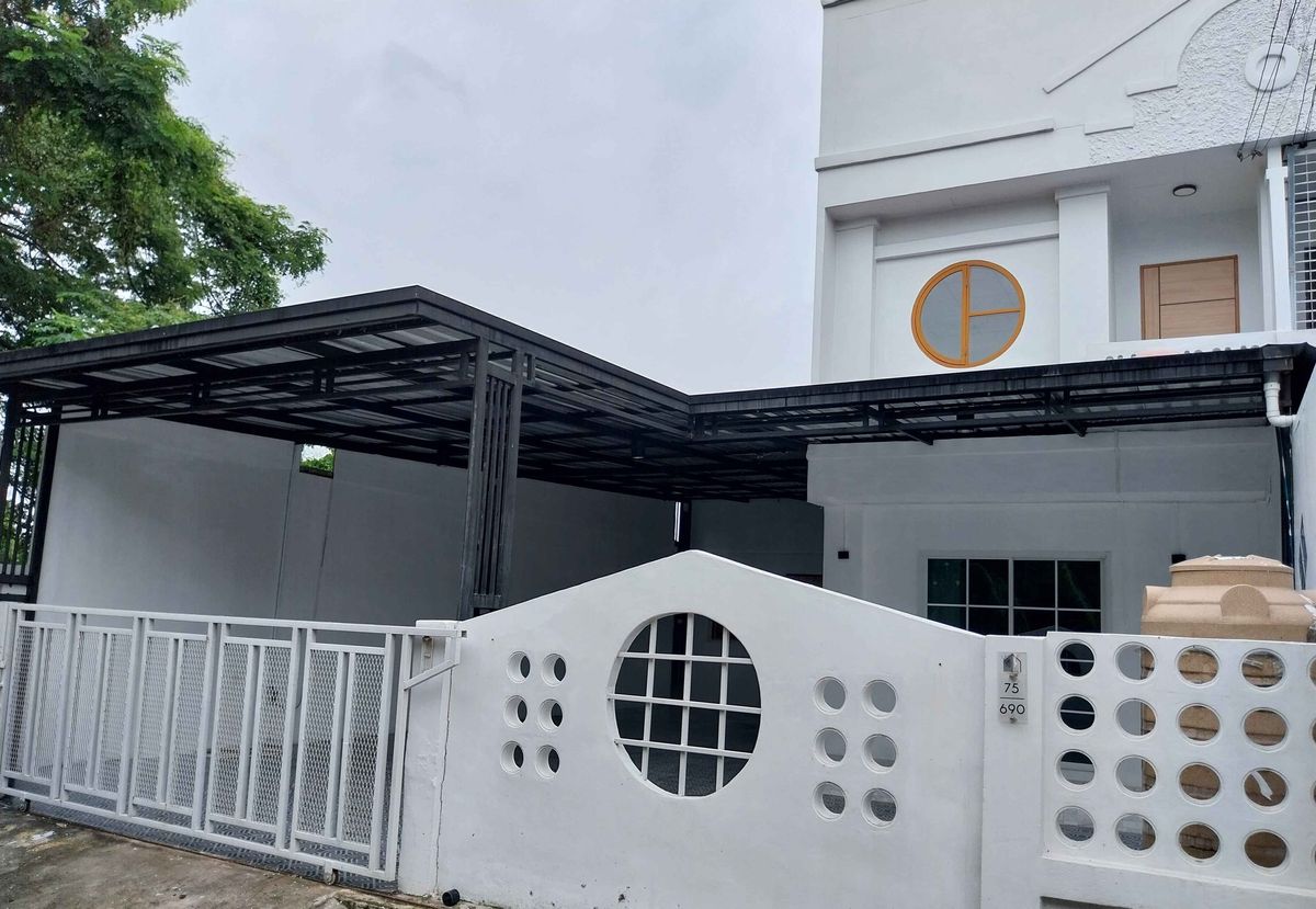 For RentNonthaburi, Bang Yai, Bangbuathong : Rent a townhome behind the corner of 36 sq.w., near Central West Gasts, near Pak Kred 2 Hospital, near Sarasas Witaed Bang Bua Thong School.