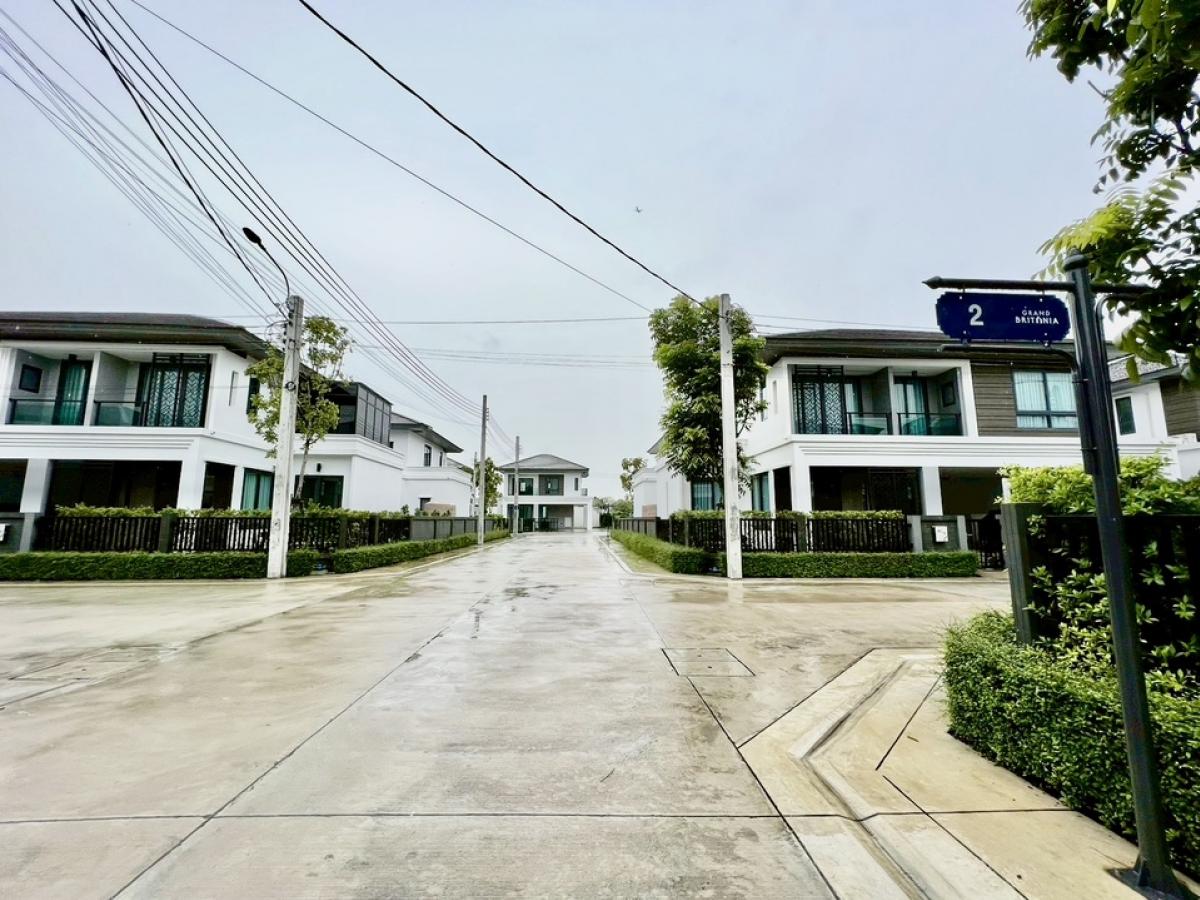 ขายบ้านบางนา แบริ่ง ลาซาล : ขายบ้านแกรนด์บริทาเนีย บางนา กม.12 หลังมุม ต้นโครงการ 4ห้องนอน 6ห้องน้ำ