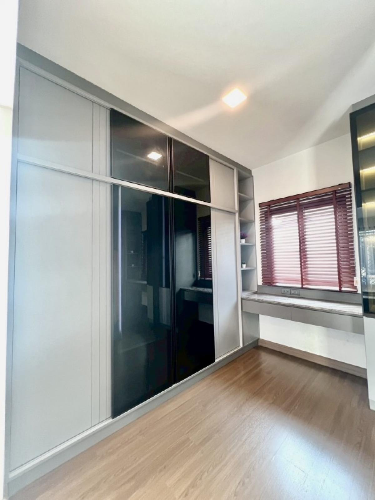 ขายบ้านบางนา แบริ่ง ลาซาล : ขายบ้านแกรนด์บริทาเนีย บางนา กม.12 หลังมุม ต้นโครงการ 4ห้องนอน 6ห้องน้ำ