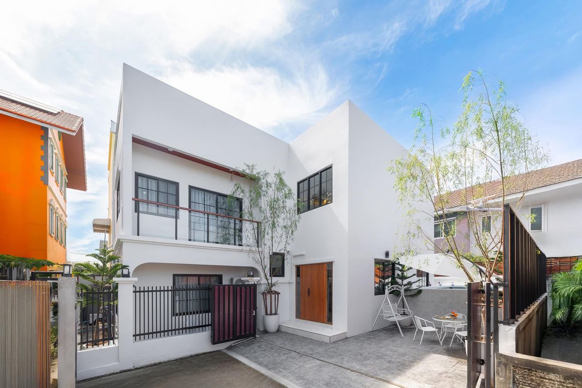 HouseRatchadapisek, Huaikwang, Suttisan : House in Huaikwang 5 Beds with a house with pool Huai Khwang, the center of the city, 5 bedrooms, decorated with 500 sq.m., parking in front of the house.