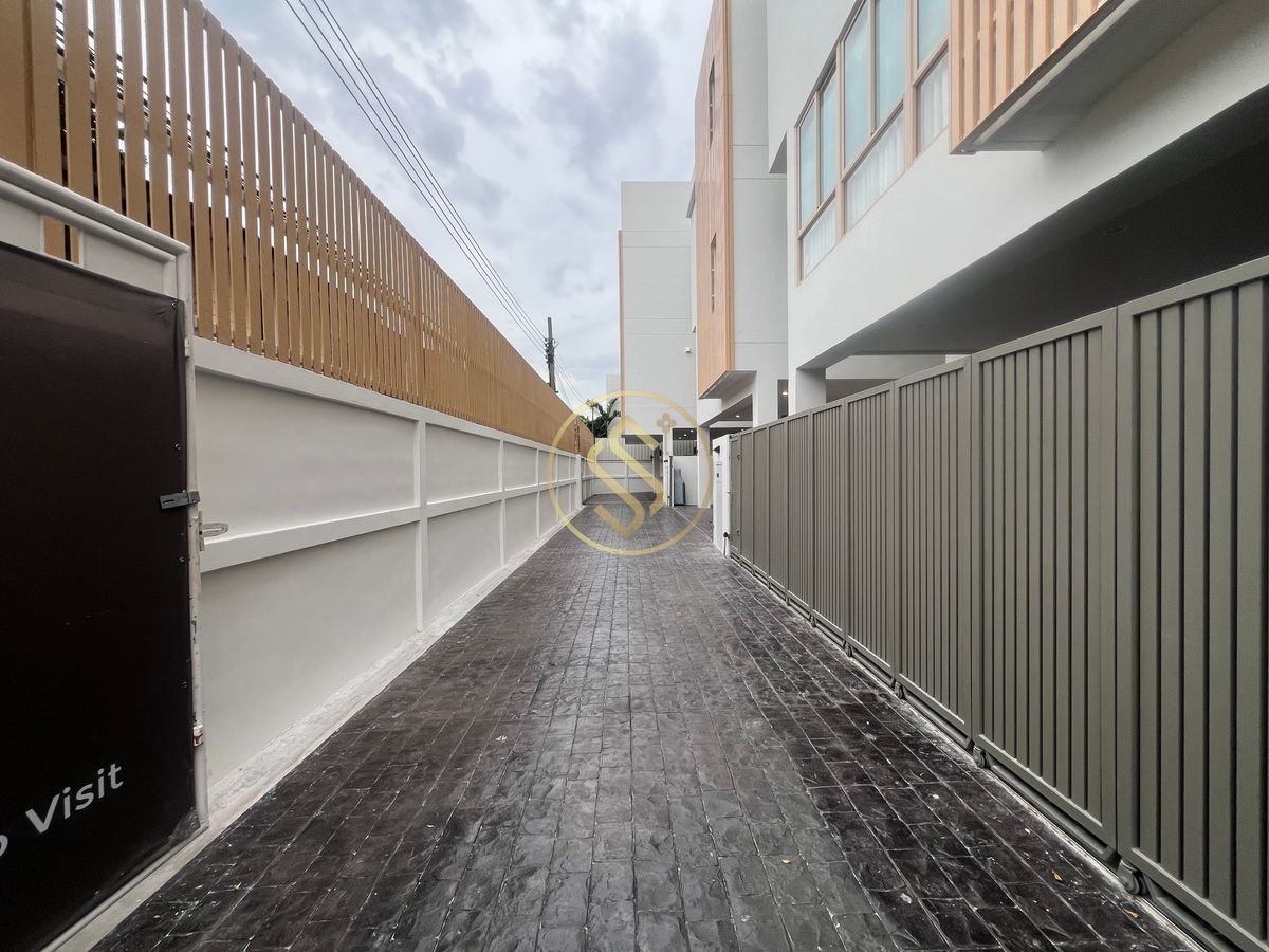 For SaleHouseAri,Anusaowaree : 3 -storey detached house for sale. Lay Ari Pradiphat, a new built house, ready to live in a good location, excellent function, ultimate utility space.