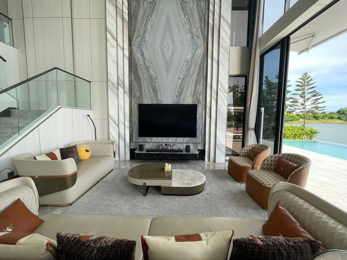 For RentHouseLadkrabang, Suwannaphum Airport : Luxury House for rent Lake Legend Bangna 6 Bed, Pool Villa Sea View, Lift, near SUVARNABHUMI AIRPORT