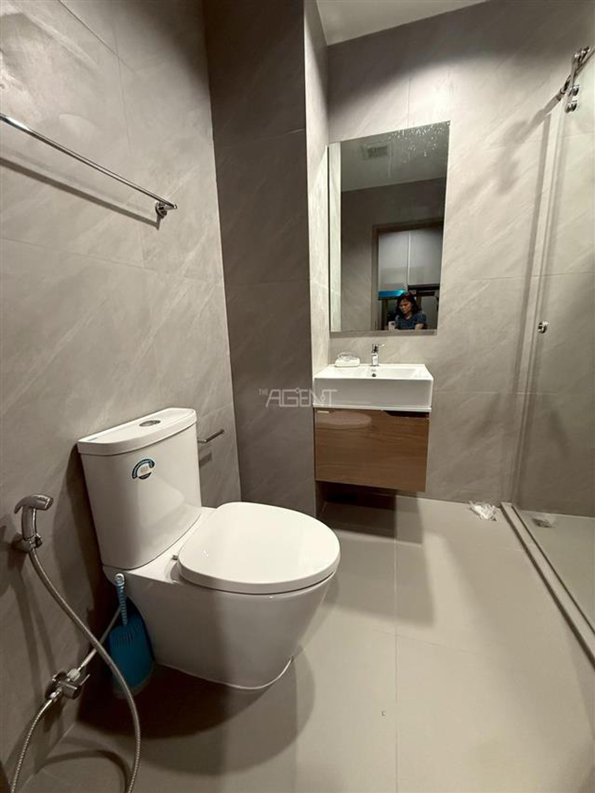 For RentCondoKhlongtoei, Kluaynamthai : New condo for rent near Ekkamai Thonglor, just 1 station on the main road, just 250 meters away from the sky train.