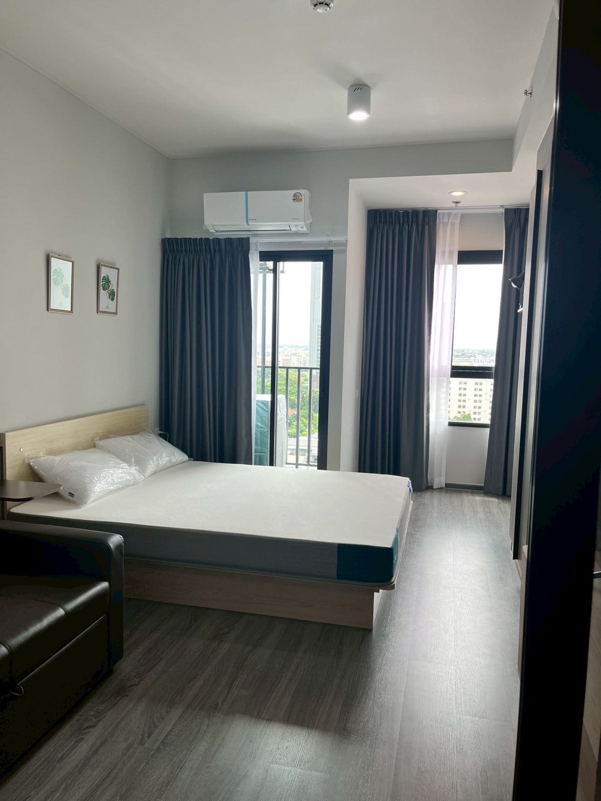 For RentCondoSeri Thai, Ramkhamhaeng Nida : The new condo has just been completed, never rented. Next to Ramkhamhaeng Road, The Mall Bangkapi