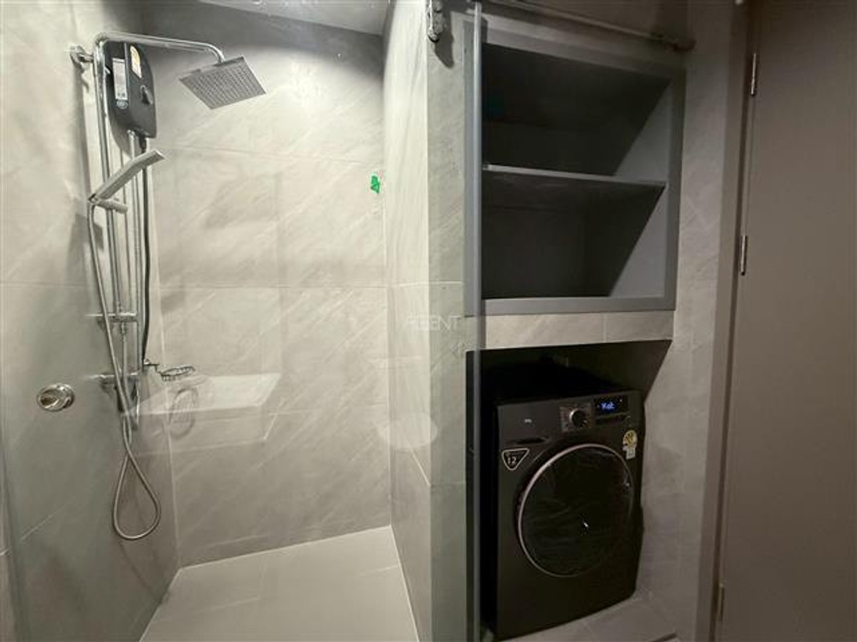 For RentCondoKhlongtoei, Kluaynamthai : New condo for rent near Ekkamai Thonglor, just 1 station on the main road, just 250 meters away from the sky train.