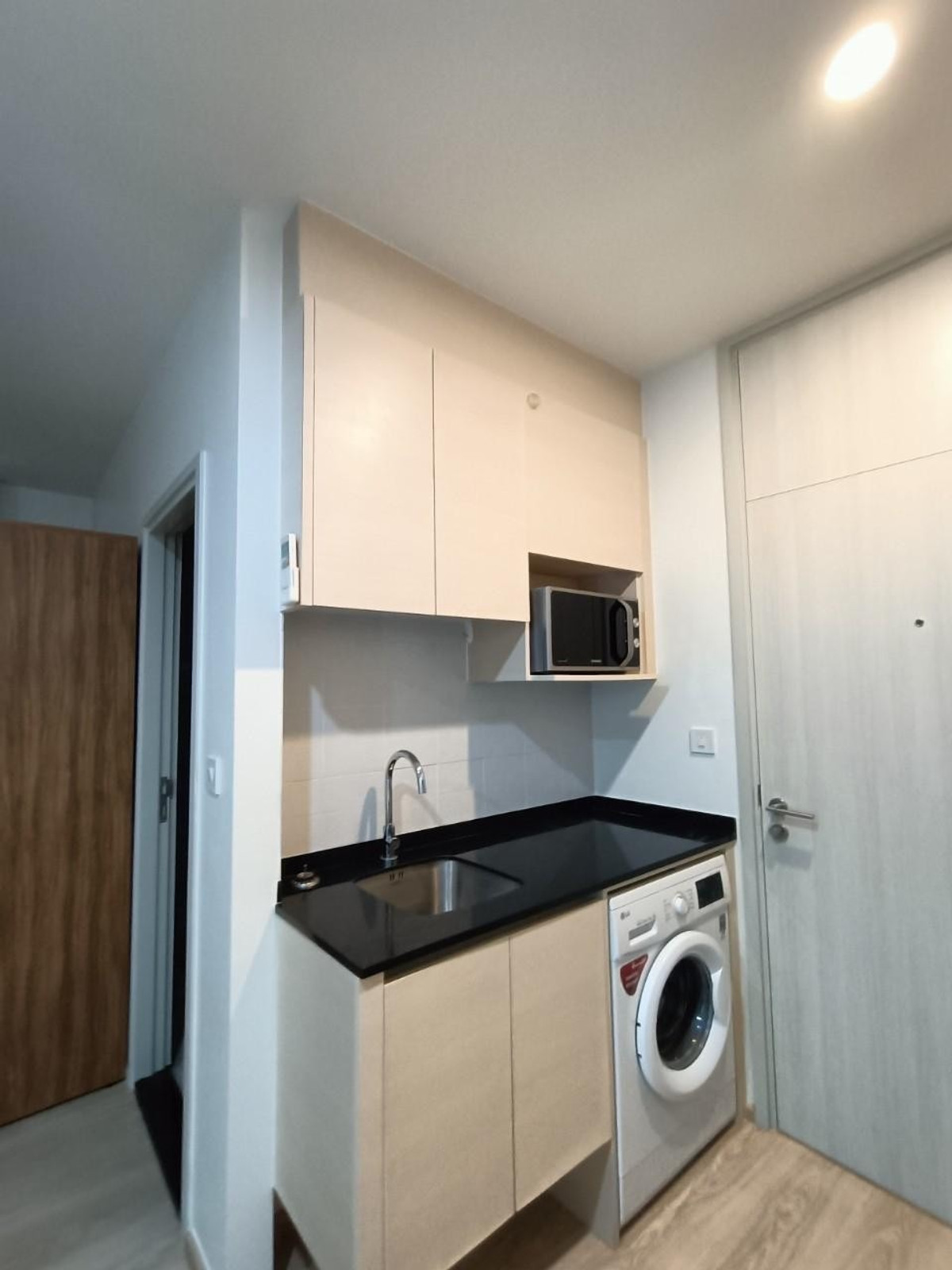 For SaleCondoRatchadapisek, Huaikwang, Suttisan : Quick sale NOBLE REVOLVE RATCHADA Noble Revolve Ratchada 1 Bedroom 1 Bathroom