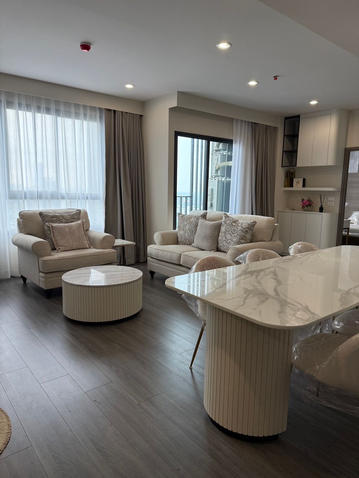 For RentCondoKhlongtoei, Kluaynamthai : New condo for rent near Ekkamai Thonglor, just 1 station on the main road, just 250 meters away from the sky train.