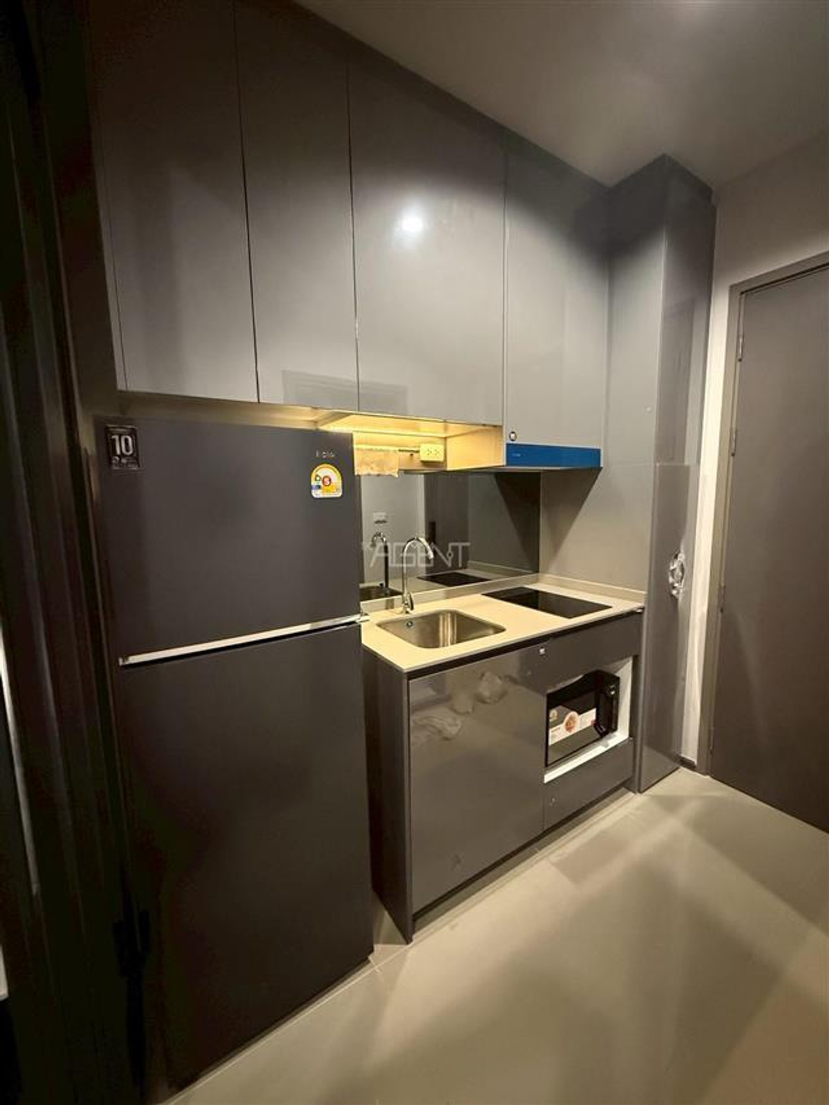 For RentCondoKhlongtoei, Kluaynamthai : New condo for rent near Ekkamai Thonglor, just 1 station on the main road, just 250 meters away from the sky train.