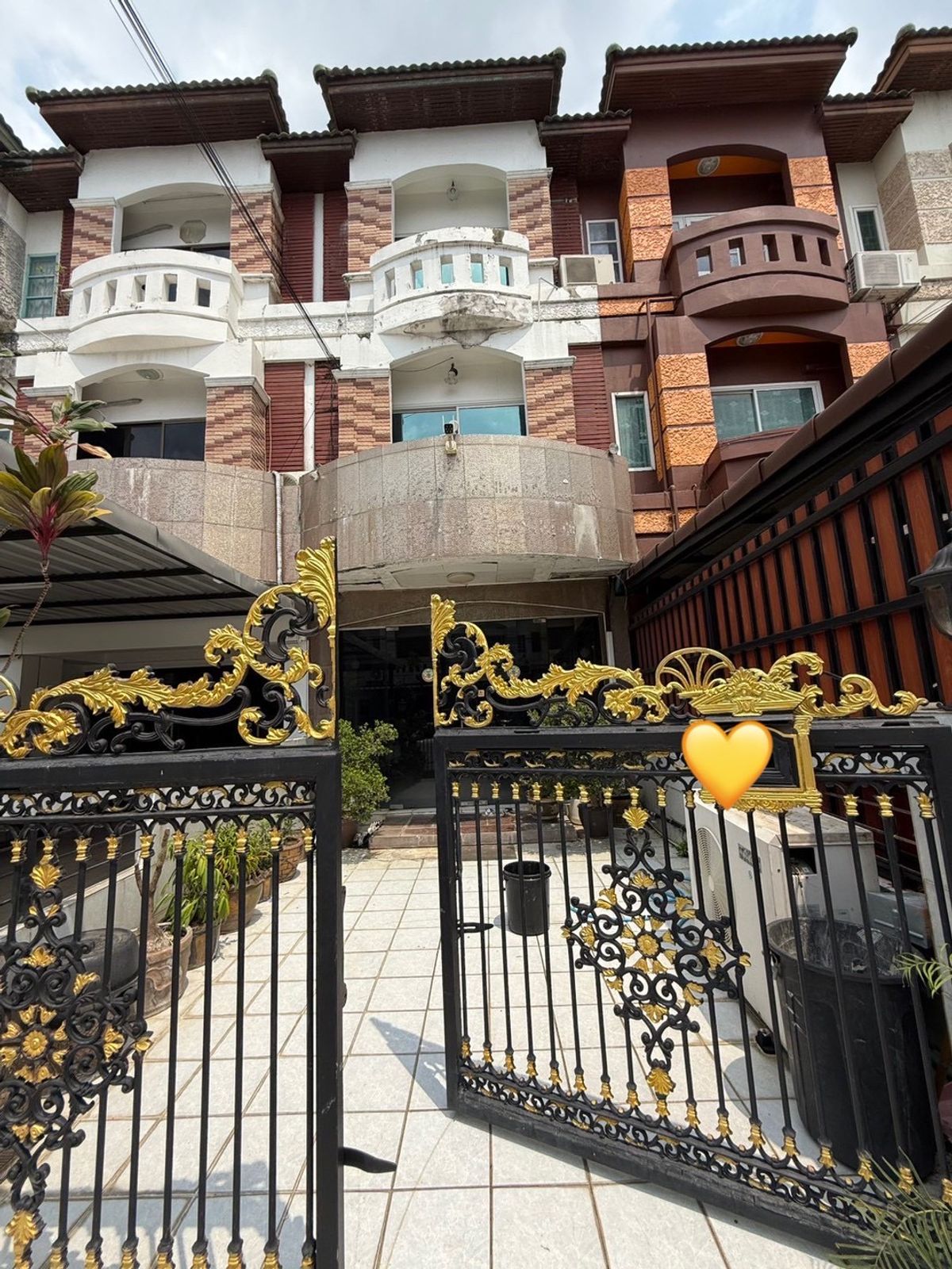 ให้เช่าอาคารพาณิชย์เกษตร นวมินทร์ ลาดปลาเค้า : ให้เช่าอาคารพาณิชย์ 3 ชั้น ซอยนวลจันทร์ 31  ใกล้ BTS สายสีชมพู (รามอินทรา กม.6) ที่ดิน 21 ตร.วา | เหมาะทำออฟฟิศ/สำนักงาน | จดทะเบียนบริษัทได้ | เลี้ยงสัตว์ได้ | แอร์ครบทุกห้อง