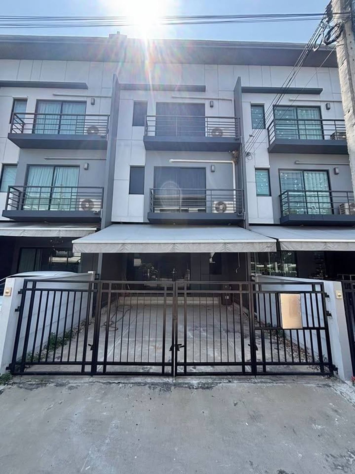 ให้เช่าทาวน์โฮมลาดกระบัง สุวรรณภูมิ : 🏡 ให้เช่าทาวน์โฮม 3 ชั้น บ้านกลางเมือง พระราม 9-อ่อนนุช  🚅 ใกล้แยกประเวศ APLบ้านทับช้าง 2.5 กม. เฟอร์นิเจอร์และเครื่องใช้ไฟฟ้าครบ บ้านว่างพร้อมเข้าอยู่ ✅✅