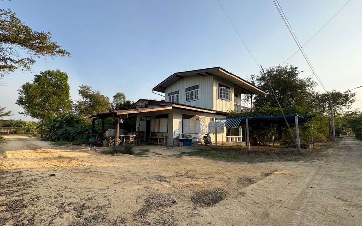 For SaleHouseMin Buri, Romklao : House for sale with land, Soi Suksawat, Village No. 3, Suwinthawong Road, Wang Takhian Subdistrict, Mueang District, Chachoengsao Province, size 1 Rai 221.3 sq.w., next to the road, 4 meters wide, 800 meters away from the main road.