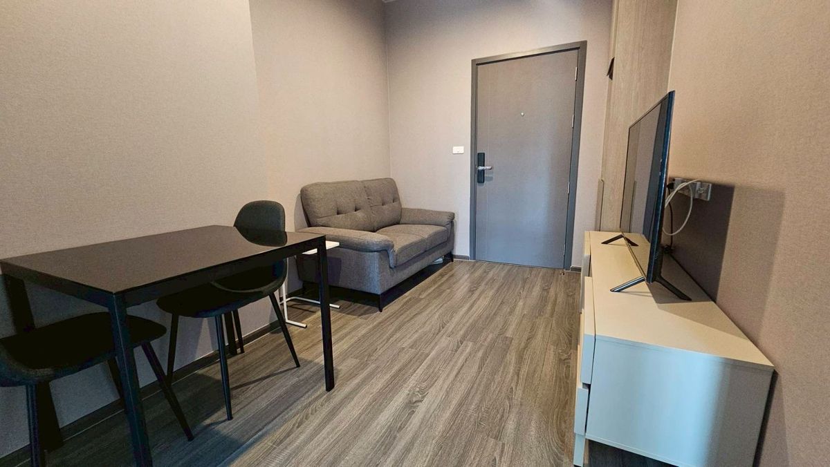 For RentCondoSeri Thai, Ramkhamhaeng Nida : The new condo has just been completed, never rented. Next to Ramkhamhaeng Road, The Mall Bangkapi