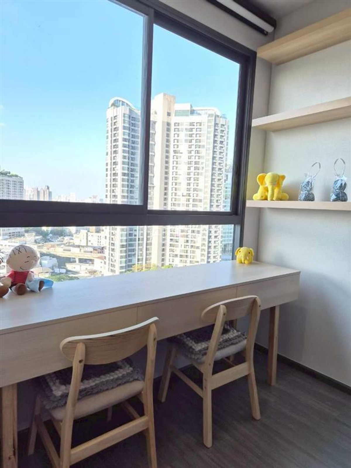 For RentCondoKhlongtoei, Kluaynamthai : New condo for rent near Ekkamai Thonglor, just 1 station on the main road, just 250 meters away from the sky train.