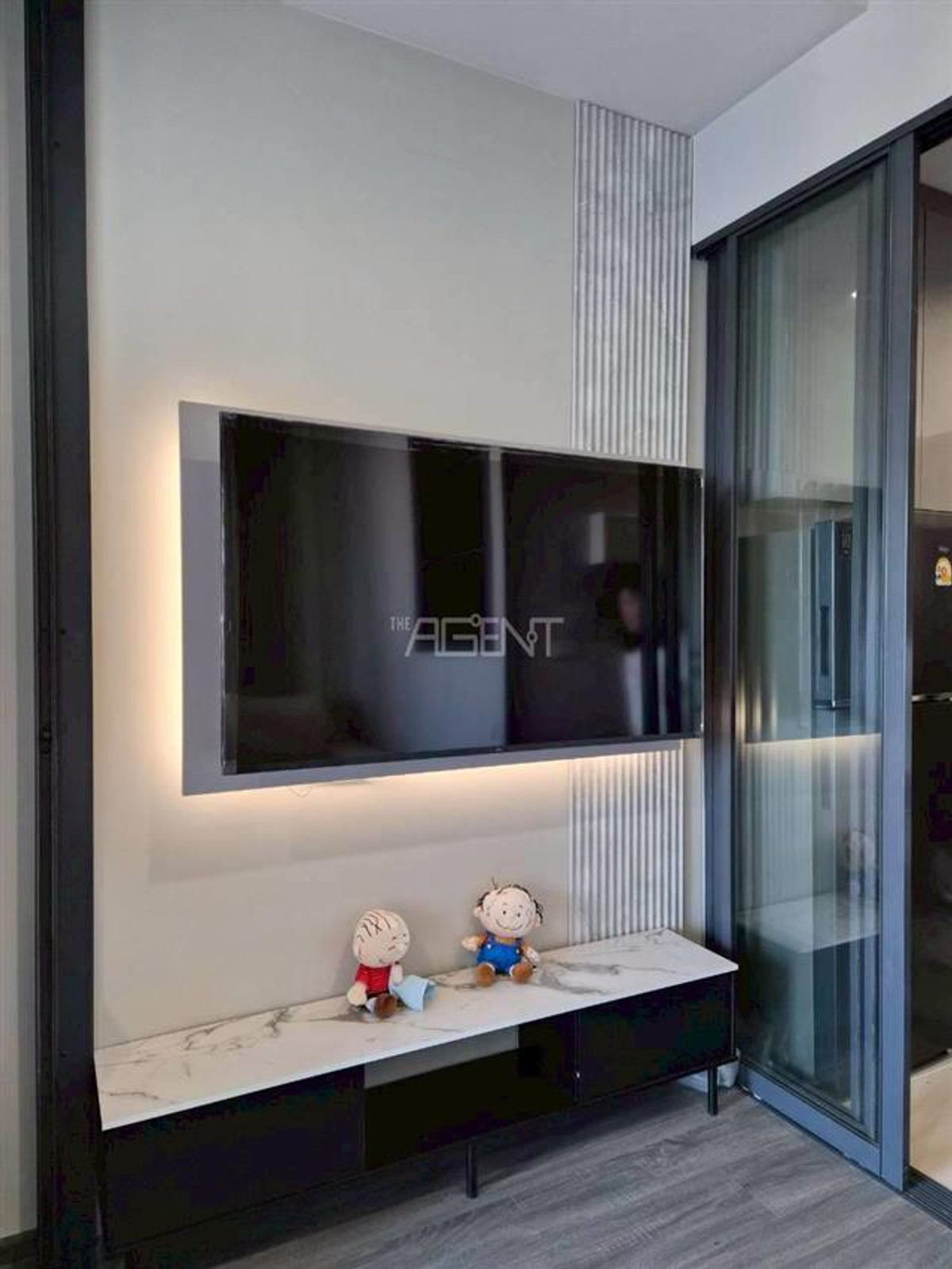 For RentCondoKhlongtoei, Kluaynamthai : New condo for rent near Ekkamai Thonglor, just 1 station on the main road, just 250 meters away from the sky train.