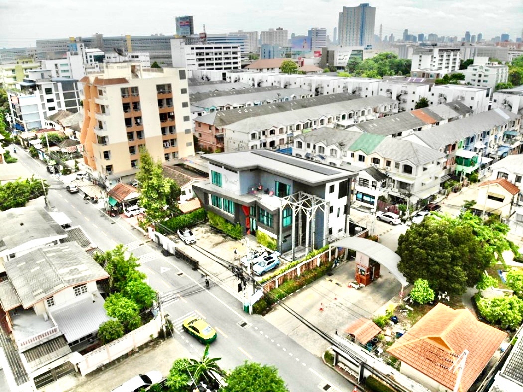 For SaleOfficePattanakan, Srinakarin : Modern 3-Storey Office Building for Sale, 634 sqm, 148 sq.wah, Rama 9 Soi 43, Ready to Use, Prime Business Location