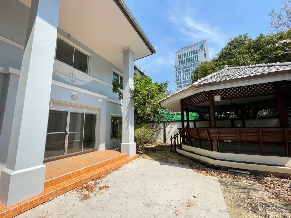 For RentOfficeOnnut, Udomsuk : 📢👇 Commercial space with a charming garden house in a lush and peaceful setting. Ideal for an office, restaurant, café, clinic, or other creative business. Just 100 meters from the main road and only 400 meters from the BTS, near express way