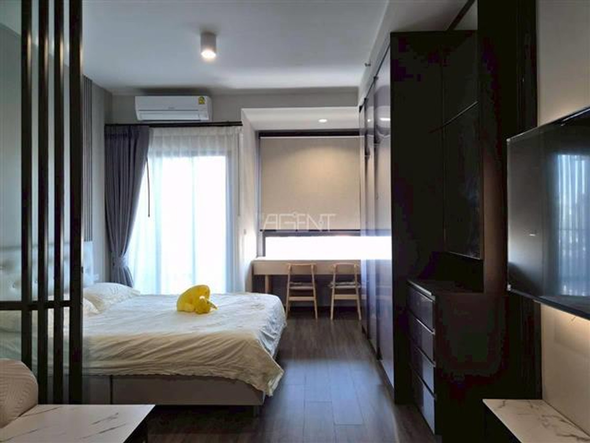 For RentCondoKhlongtoei, Kluaynamthai : New condo for rent near Ekkamai Thonglor, just 1 station on the main road, just 250 meters away from the sky train.