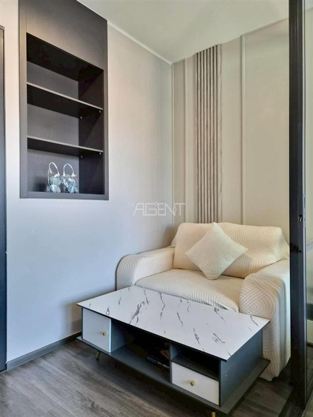 For RentCondoKhlongtoei, Kluaynamthai : New condo for rent near Ekkamai Thonglor, just 1 station on the main road, just 250 meters away from the sky train.