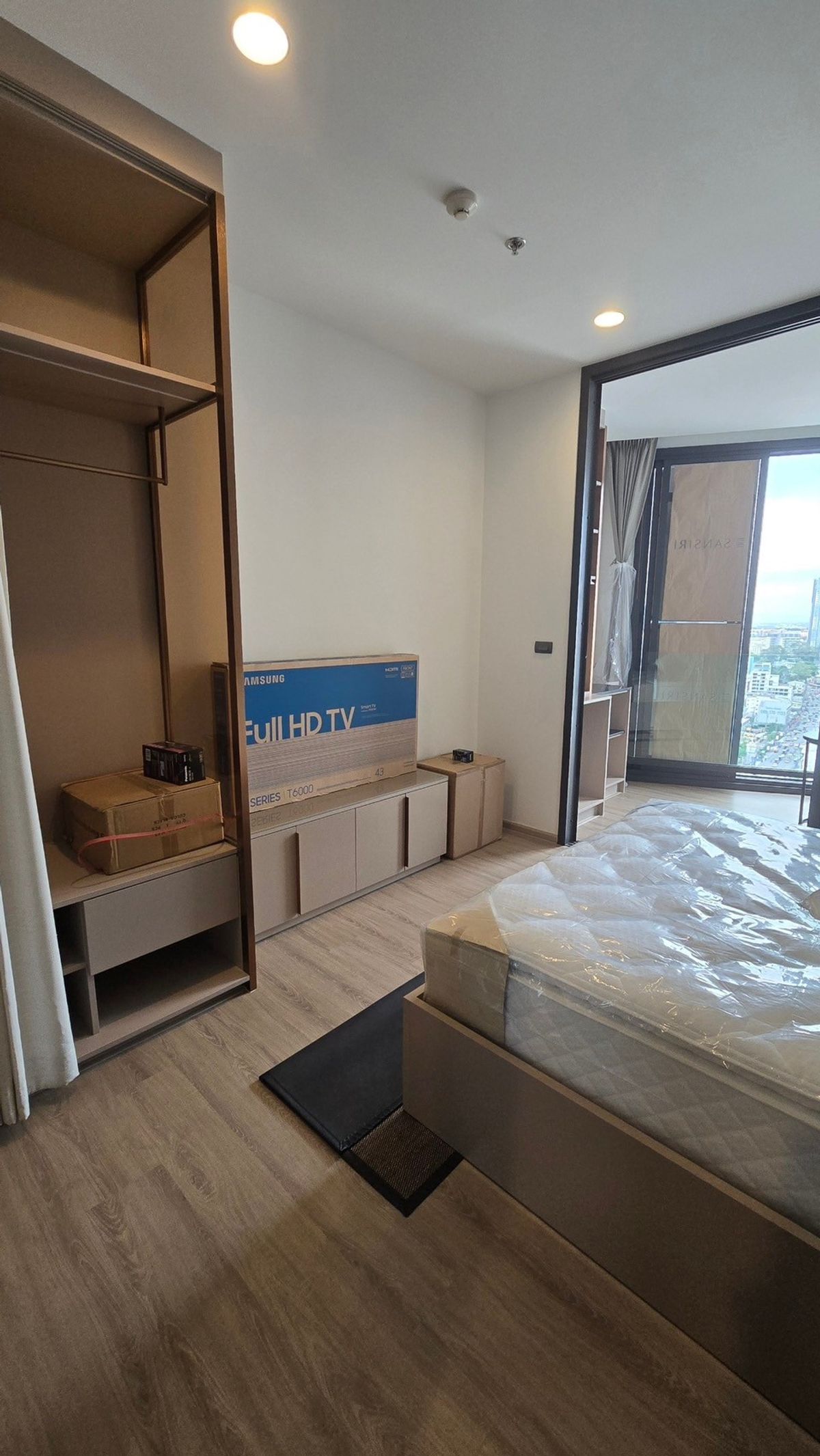For RentCondoPattaya, Bangsaen, Chonburi : Edge Pattaya is available. 19 July 2025, 6th floor. Contact Nut 082-554-9697.