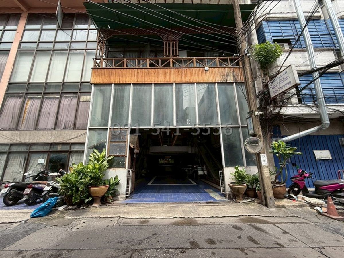 For SaleShop HouseSiam Paragon ,Chulalongkorn,Samyan : 2 -storey commercial building for sale. The structure is very strong. Bo Bae S. Boromniwat, 4 intersection in the center of the city, suitable for investment.