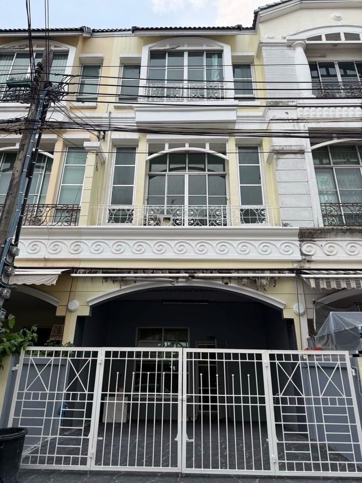 For RentTownhomePattanakan, Srinakarin : Just renuvate, new paint, new, complete, complete with 3 bedrooms, 4 water, good price 25,000.-