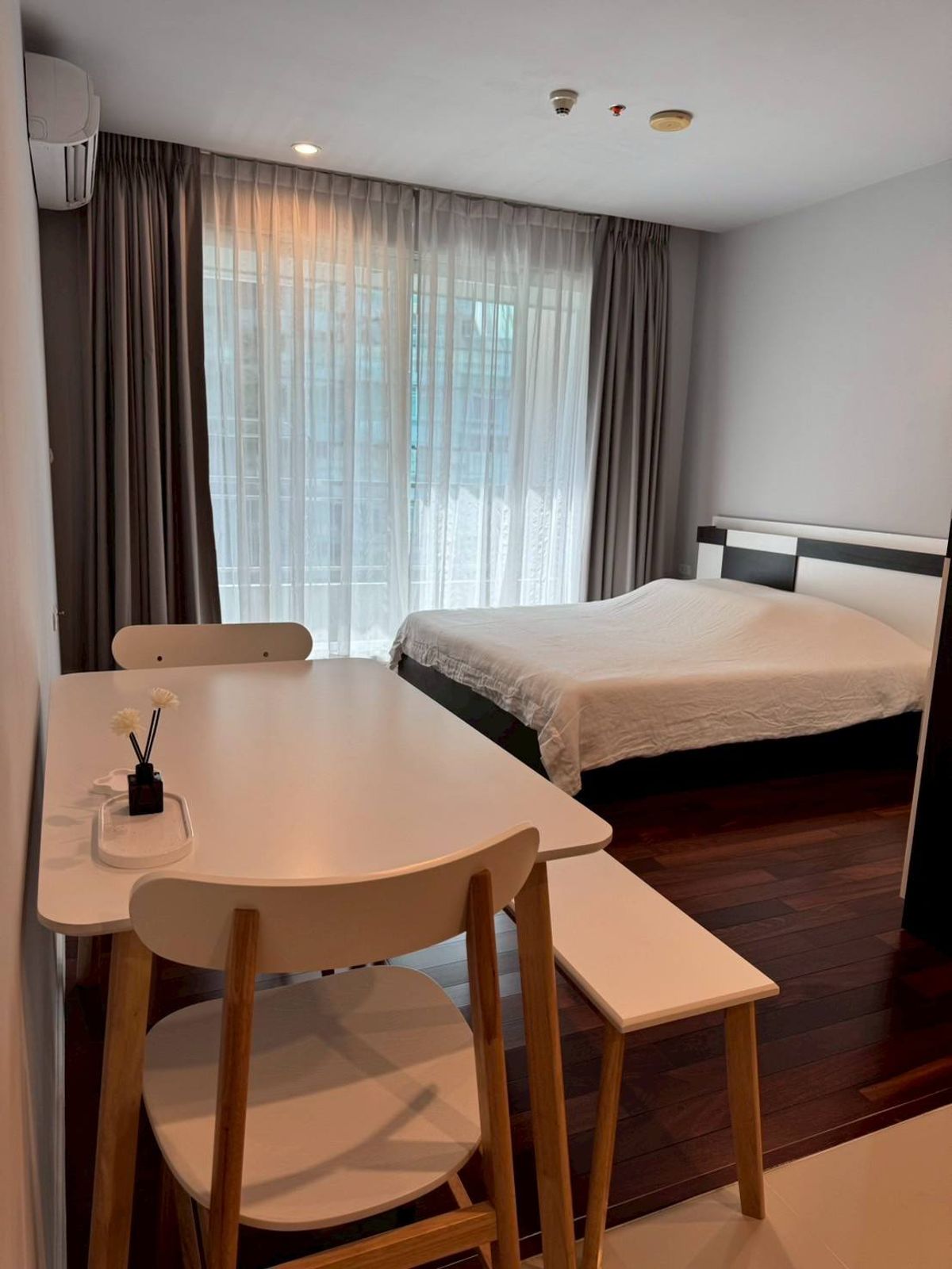 For RentCondoRama9, Petchburi, RCA : Rent RR383 Circle Condominium. Beautiful room, complete furniture near MRT Phetchaburi.