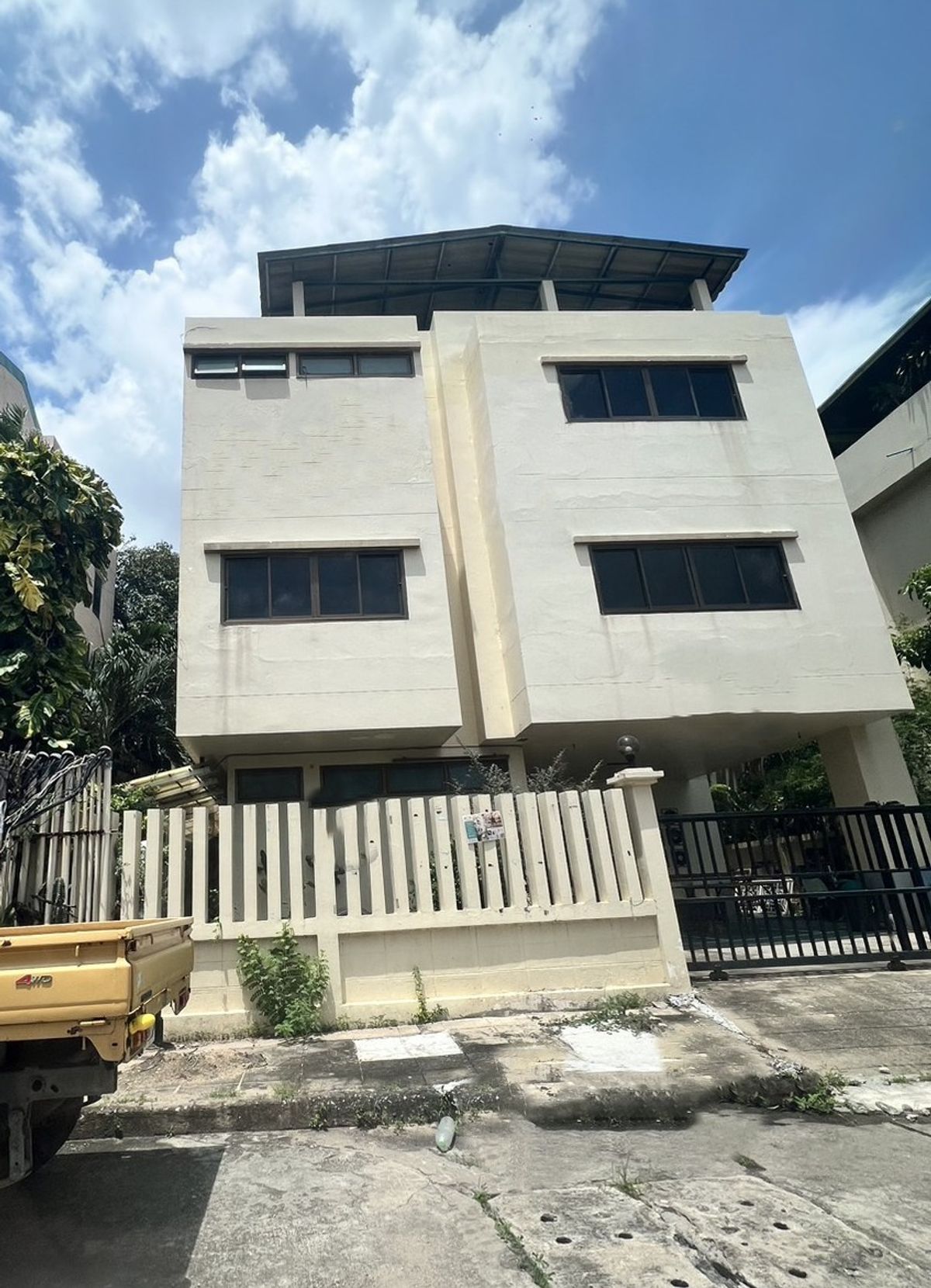 For RentHome OfficeChaengwatana, Muangthong : home office with roof terrace, can be used as an office, 5 bedrooms, all with private bathrooms, behind central plaza